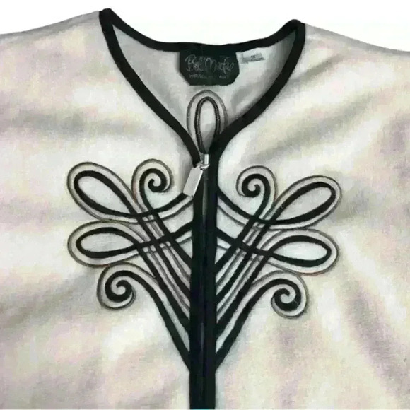 BOB MACKIE WOMEN'S IVORY FLEECE JACKET EMBROIDERED DESIGN
FRONT/BACK POCKETS - Picture 3 of 5